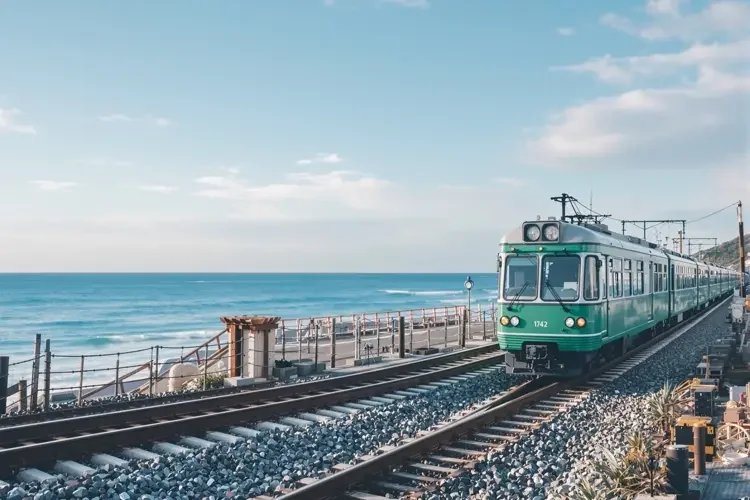 镰仓海岸的复古电车-花生影院旅拍手记